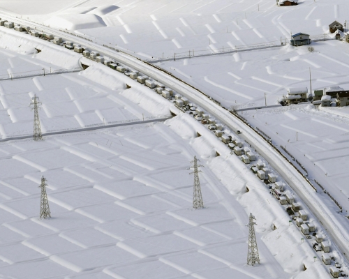 日本新潟一場大雪讓約千名司機被困於高速公路。AP