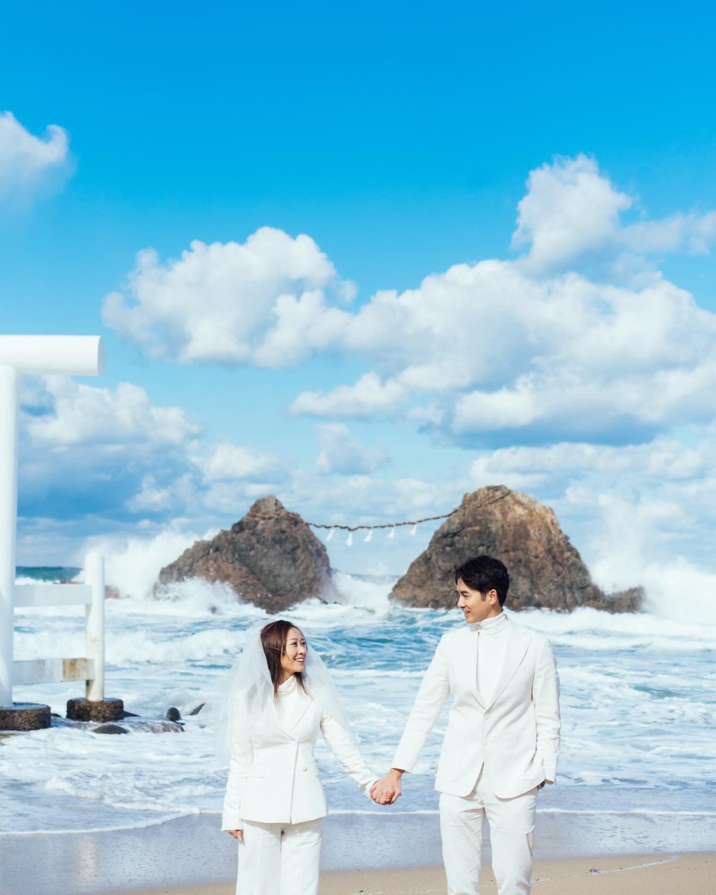 黃美棋與鍾健威在白色情人節曾於IG分享另一輯婚照。