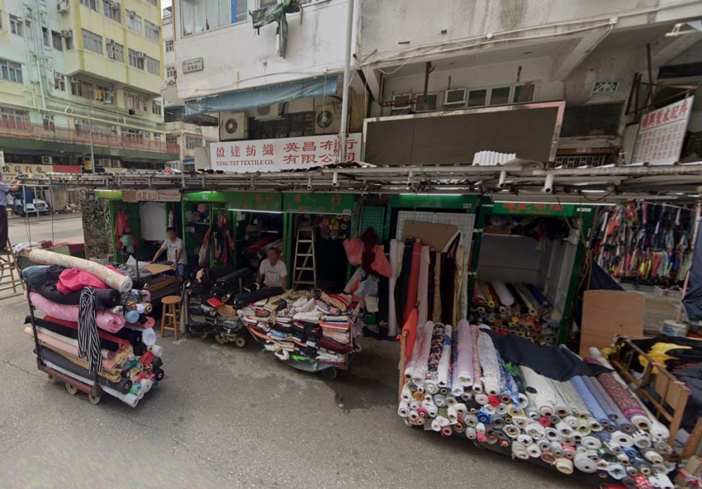 基隆街有不少售賣布匹、拉鏈、鈕扣、珠仔的店舖和攤檔。
