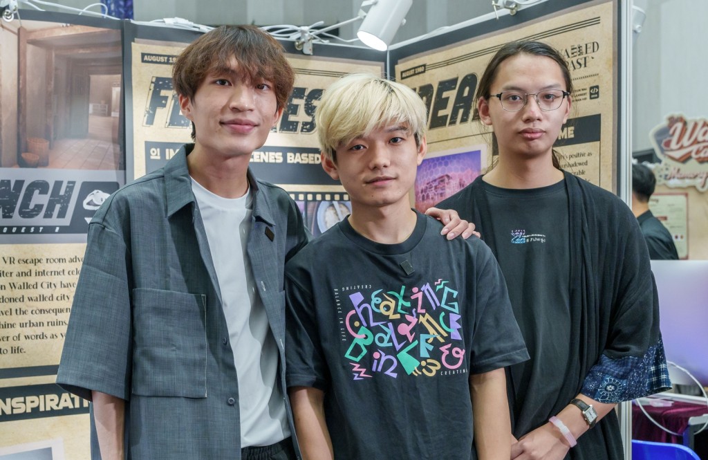 電腦及互動娛樂榮譽文學士課程學生(左至右) 林文禧、陳俊偉及馮泓，聯手打造虛擬實景遊戲《寨城舊影》。