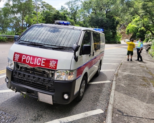 將軍澳清水灣道一架警車懷疑失控自炒。