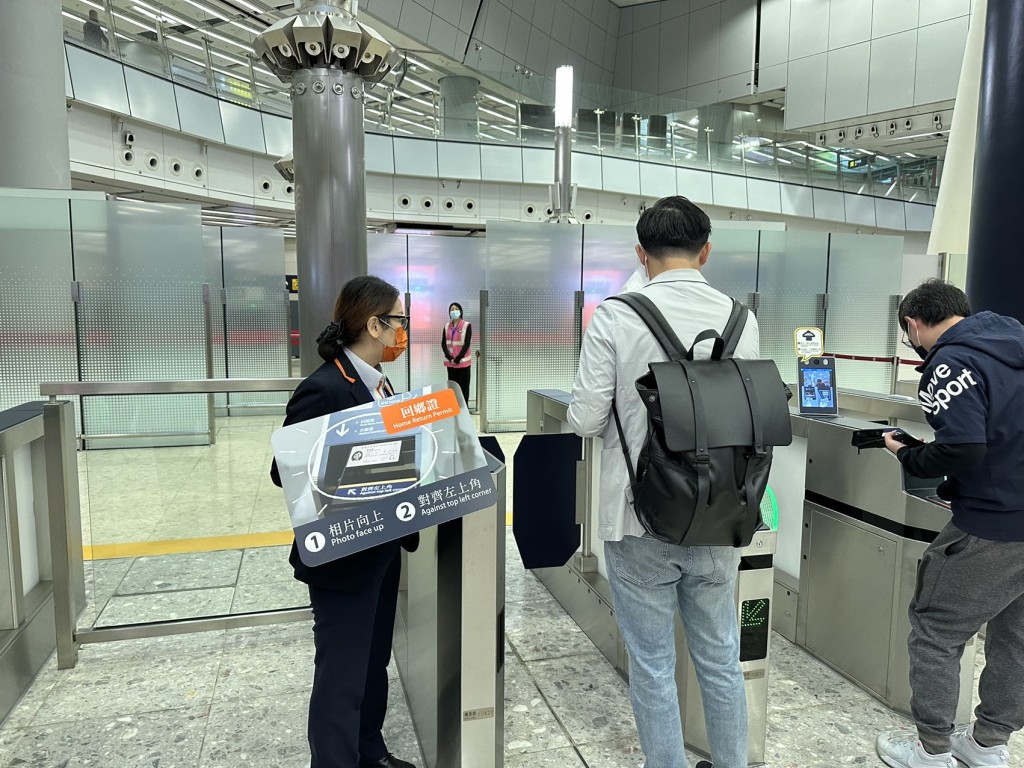 记者亲身实测往广州东列车，过关程序只须约13分钟。（常彧璠摄）