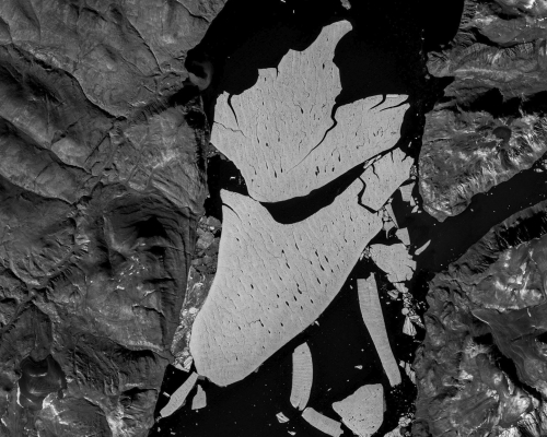 巨大冰塊從位於東北格陵蘭的 「北緯79度冰川」脫離。AP
