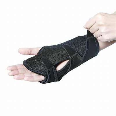 帶護具保護手腕。受訪者提供 帶護具保護手腕。受訪者提供