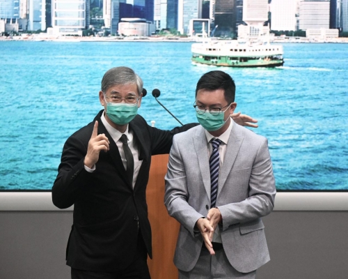 羅致光(左)表示何啟明(右)是由他挑選的。