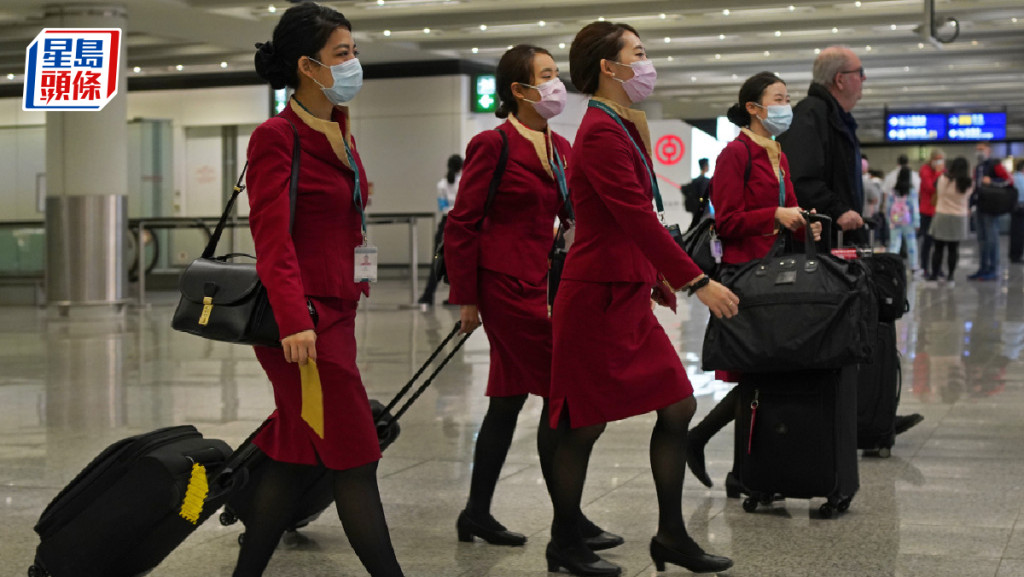国泰宣布7月起机舱服务员底薪加3至8%。资料图片