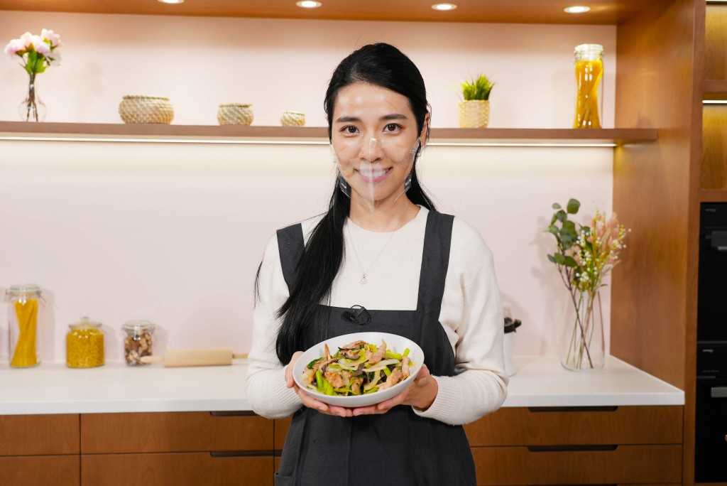 何醫師教大家煮的芹菜木耳洋蔥炒肉絲,特別適合大家接種疫苗前食用。 何醫師教大家煮的芹菜木耳洋蔥炒肉絲,特別適合大家接種疫苗前食用。