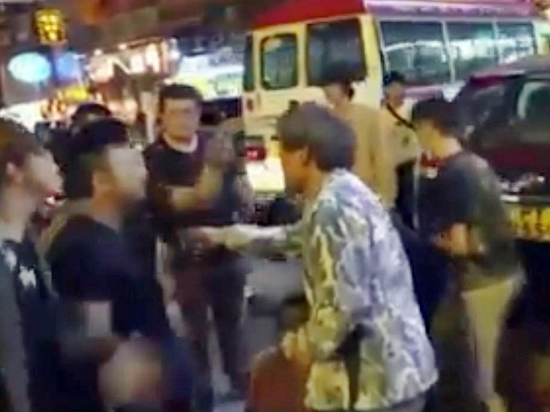 紋身男上前阻止。網上影片