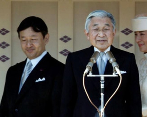 明仁天皇（右）擬傳位給皇太子德仁親王（左）。