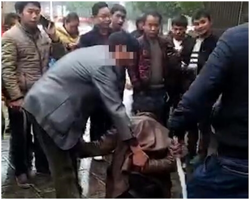 刘姓男子被捉奸后，被当街鞭打。网上图片