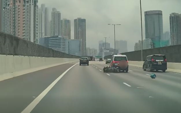 电自行车反弹到二线。fb 车cam L（香港群组）  