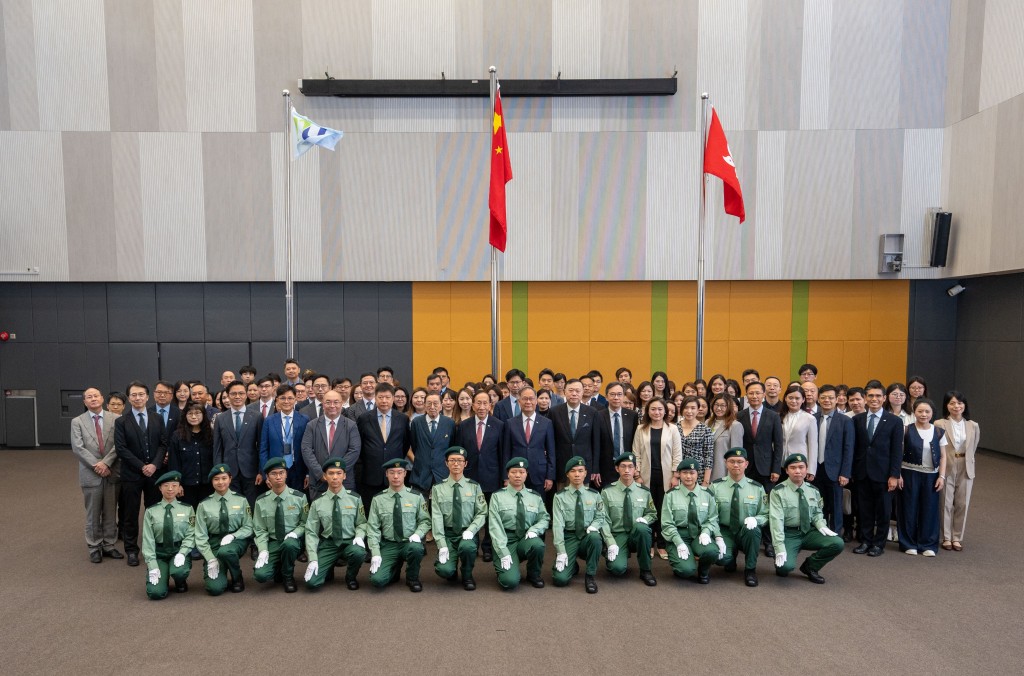 都會大學同樣在校園舉辦升旗禮，特別邀請中國人民解放軍駐香港部隊（駐港部隊）到校指導學生國旗護衛隊的升旗技巧與步操。都大提供