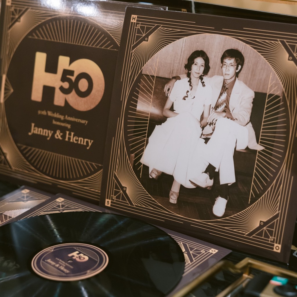 何韵诗父母结婚50周年。