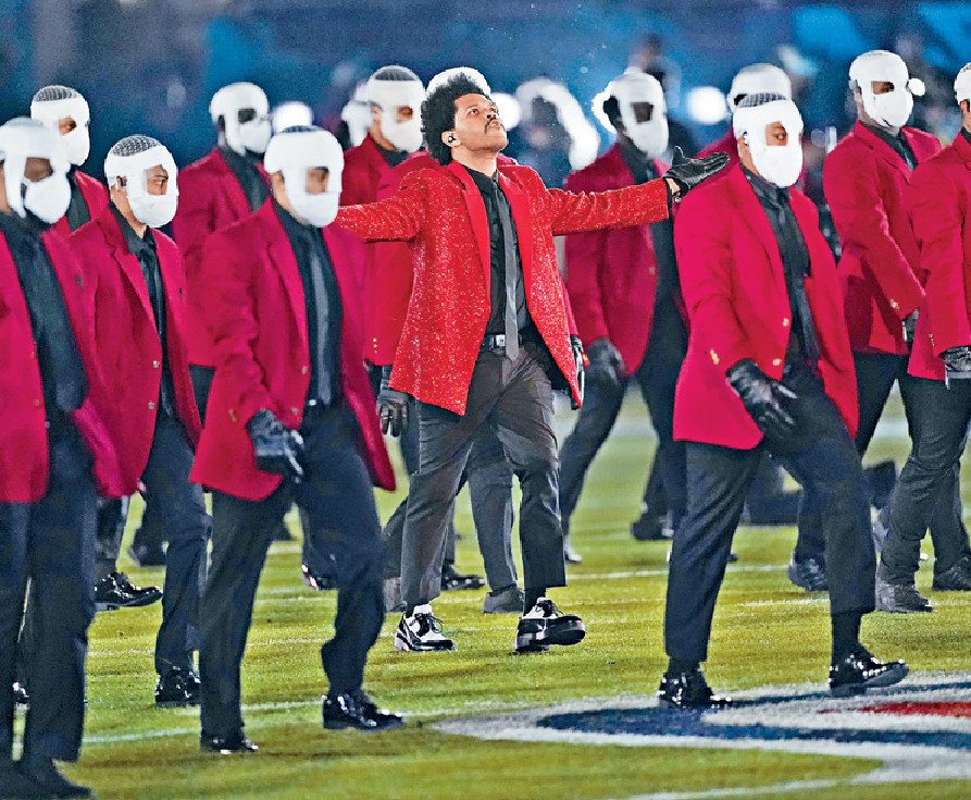 ■The Weeknd與大批綁着繃帶的舞蹈員合演。美聯社
