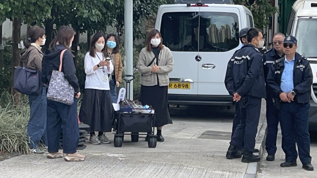 社會福利署派人到富山殮房。