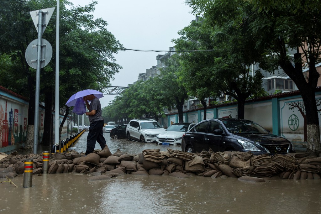洪水过后，北京部分街道依然水浸。　路透社