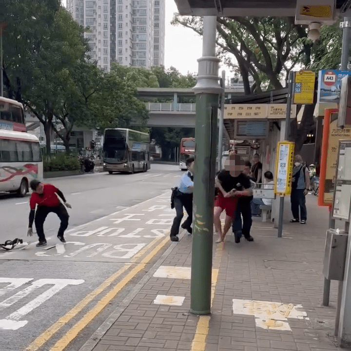 賊人被警員追上,試圖掙脫並失控咆哮。FB:Ying Ying Fung@車cam L(香港群組) 賊人被警員追上,試圖掙脫並失控咆哮。FB:Ying Ying Fung@車cam L(香港群組)