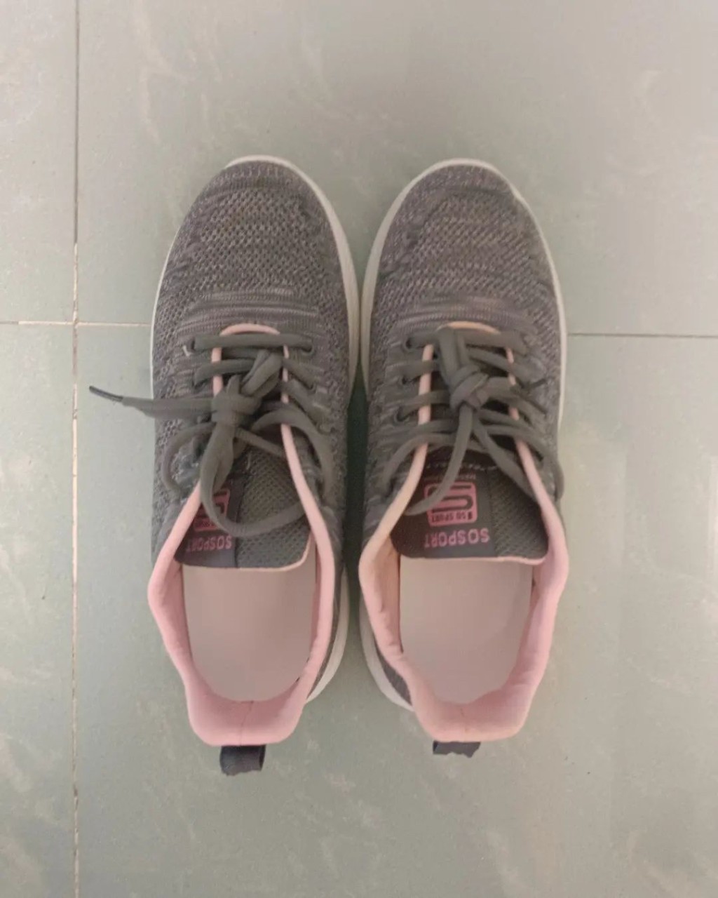 之后薛影仪晒一双只售60蚊的深灰拼粉红的不知名品牌波鞋，估计是为出战明年1月举办的渣打马拉松作准备。