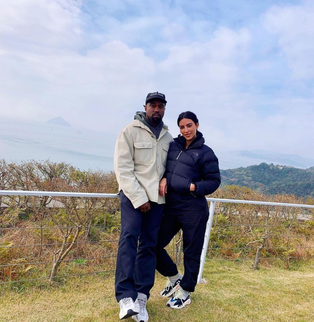 早前Kim的老公Kanye West也自爆在今年2月確診新冠肺炎。