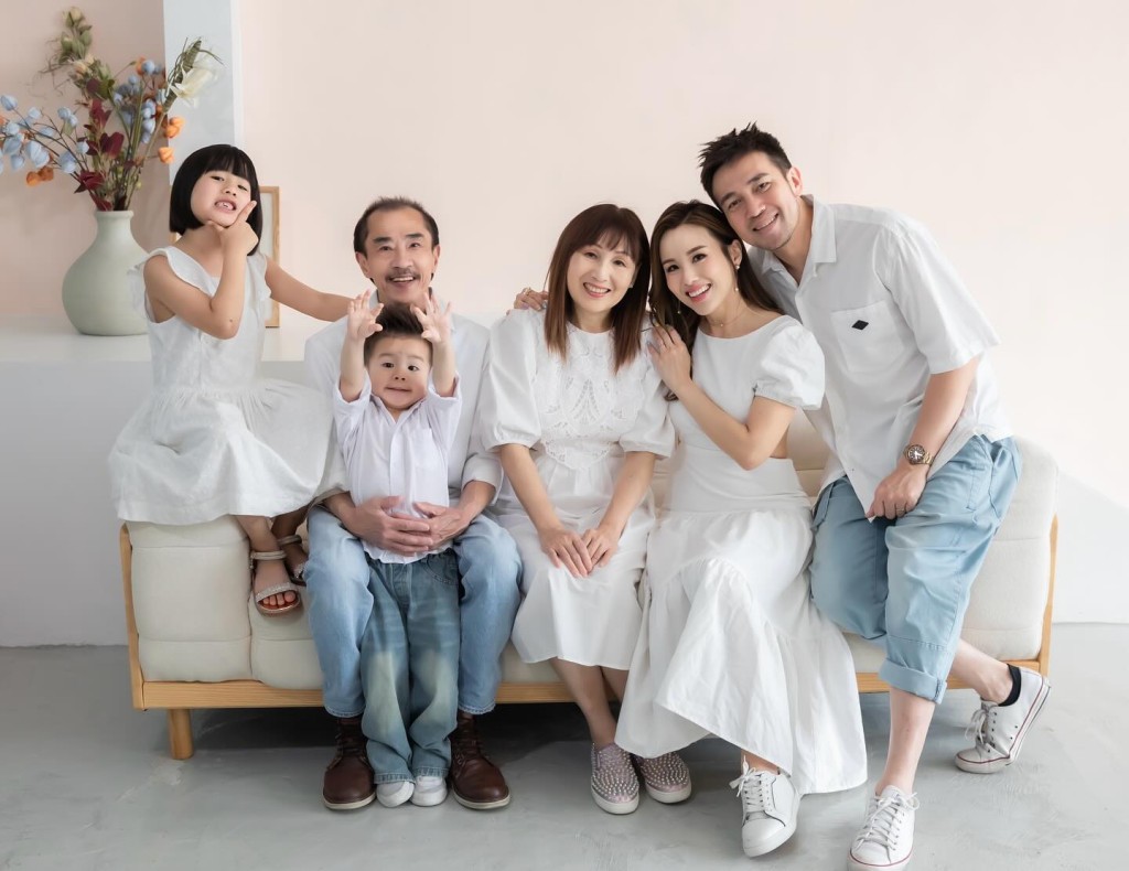 杨洛婷分享家庭照庆祝母亲节。