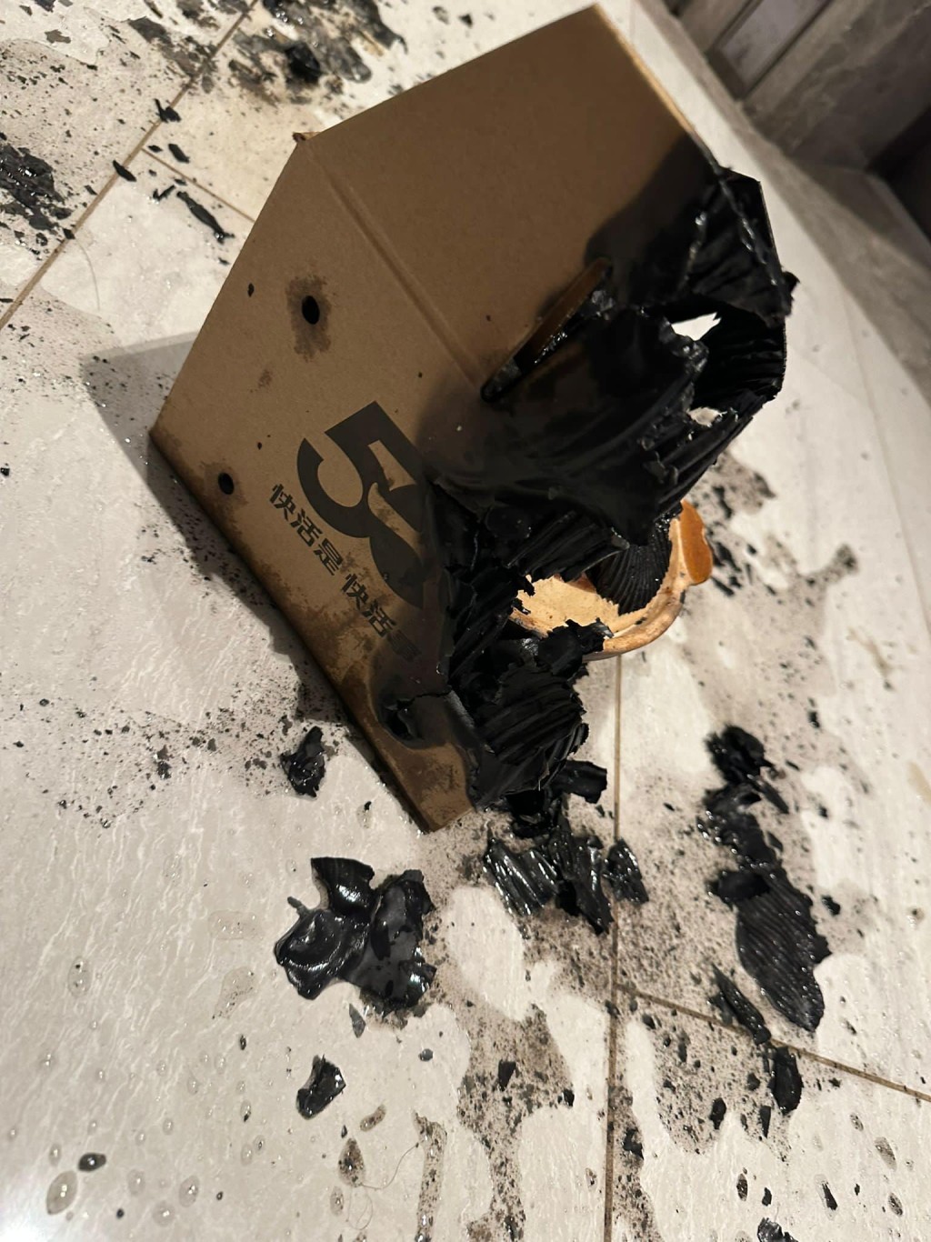 有食客近日從連鎖快餐店購買煲仔飯外賣，怎料該外賣紙盒竟突然着火。