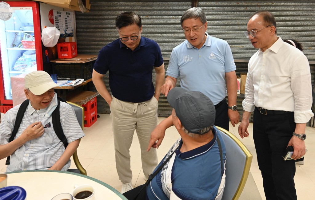 卓永兴（中）、张国钧（左）和曾国衞（右）在湾仔鹅颈熟食中心，并与市民交谈。