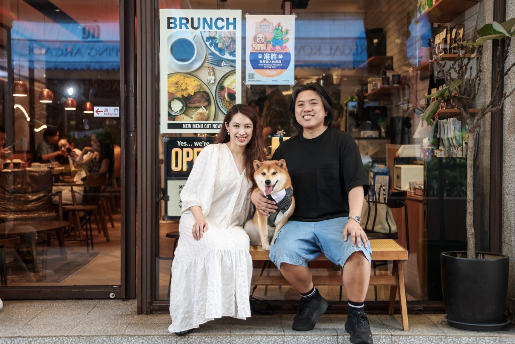 咖啡廳「Black Sugar Coffee & Lifestyle」主理人William接受訪問時表示,自己和太太當初開店就是希望將咖啡、寵物和人帶到一起,形容本次推行政策是夢想實現,十分興奮。 咖啡廳「Black Sugar Coffee & Lifestyle」主理人William接受訪問時表示,自己和太太當初開店就是希望將咖啡、寵物和人帶到一起,形容本次推行政策是夢想實現,十分興奮。
