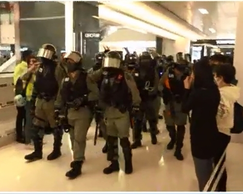 當晚大批防暴警進人新城市廣場驅散示威者。資料圖片
