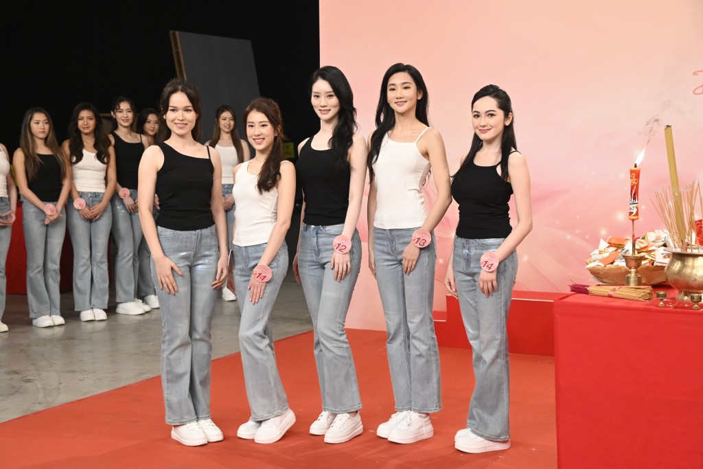 (左起)10號︰文雅儀(Tamson);11號︰梁倩萱(Barbie);12號︰庄靜璟(Vivian);13號︰袁文靜(Jane);14號︰何詠多(Alison) (左起)10號︰文雅儀(Tamson);11號︰梁倩萱(Barbie);12號︰庄靜璟(Vivian);13號︰袁文靜(Jane);14號︰何詠多(Alison)