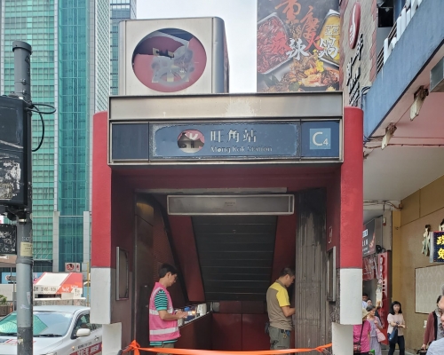 港鐵職員在旺角站c4出口檢查損毀情況。 梁國峰攝