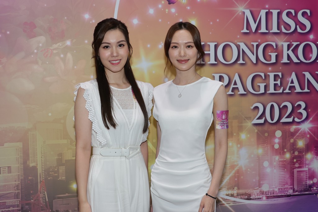 宋宛颖（左）、冯盈盈，两人著白色长裤同长裙，打扮十分淑女。