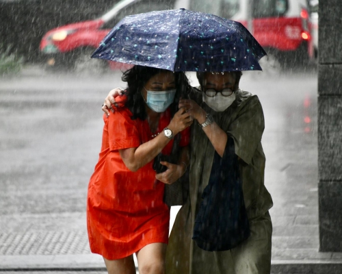 天文台預料本港地區今日大致多雲,間中有雨。初時局部地區有雷暴。資料圖片