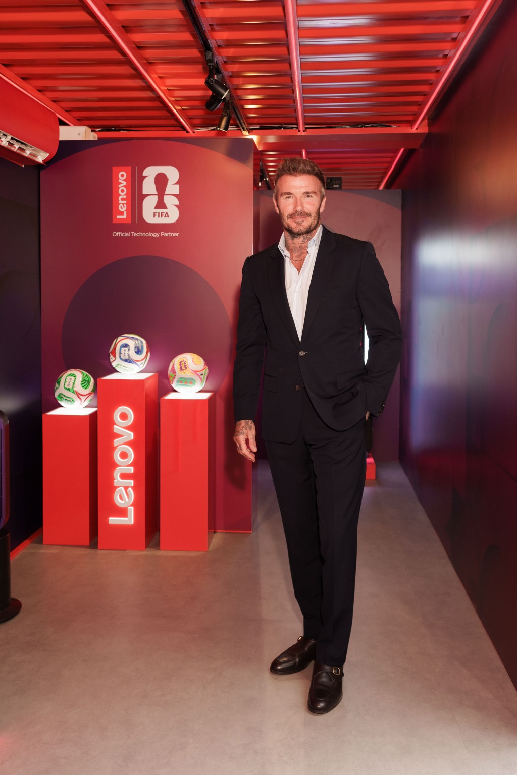 Lenovo全球合作夥伴碧咸身處「Lenovo體驗館」。香港是 FIFA 世界盃 2026™ 主辦地區以外，全球首個展出 Lenovo AI 驅動球迷互動體驗的城市。