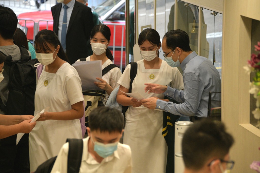 新学年即将开始，学界反映接获内地新来港学生的新学年插班申请较去年急增。