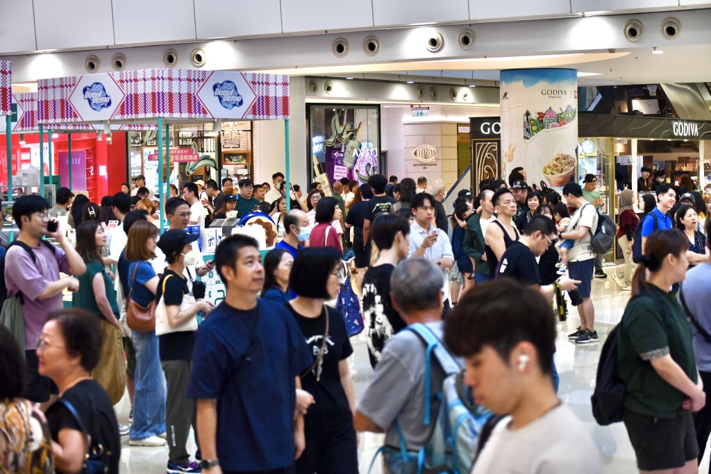遊客區如尖沙咀、旺角及銅鑼灣人流暢旺。資料圖片