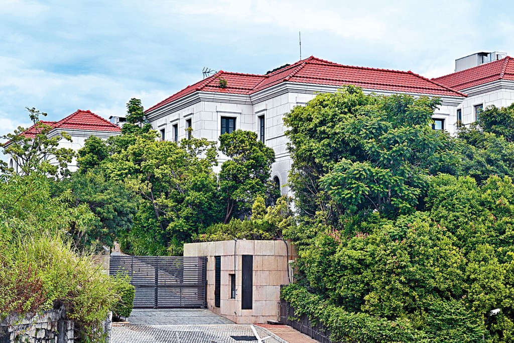 恒大许家印及有关人士，突然「转让」山顶布力径两间大屋。