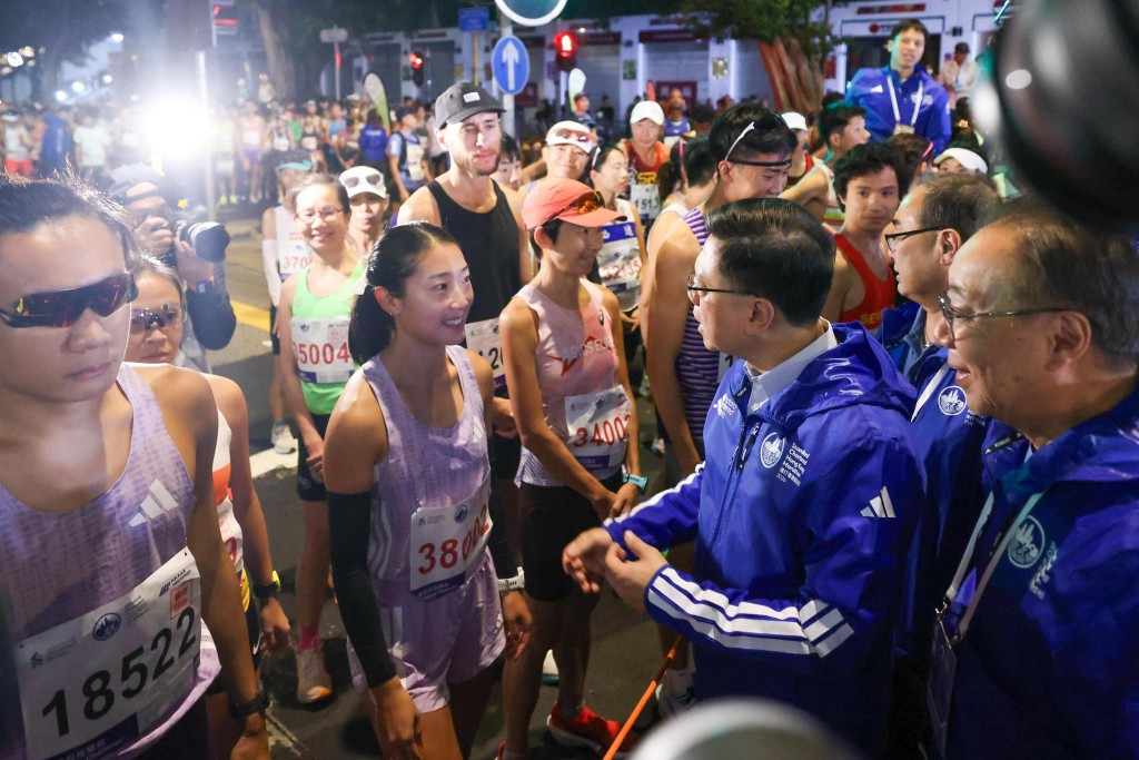 李家超與健兒們交流。李家超fb圖片