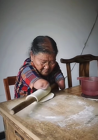 王玉氏操持所有家务的重担。