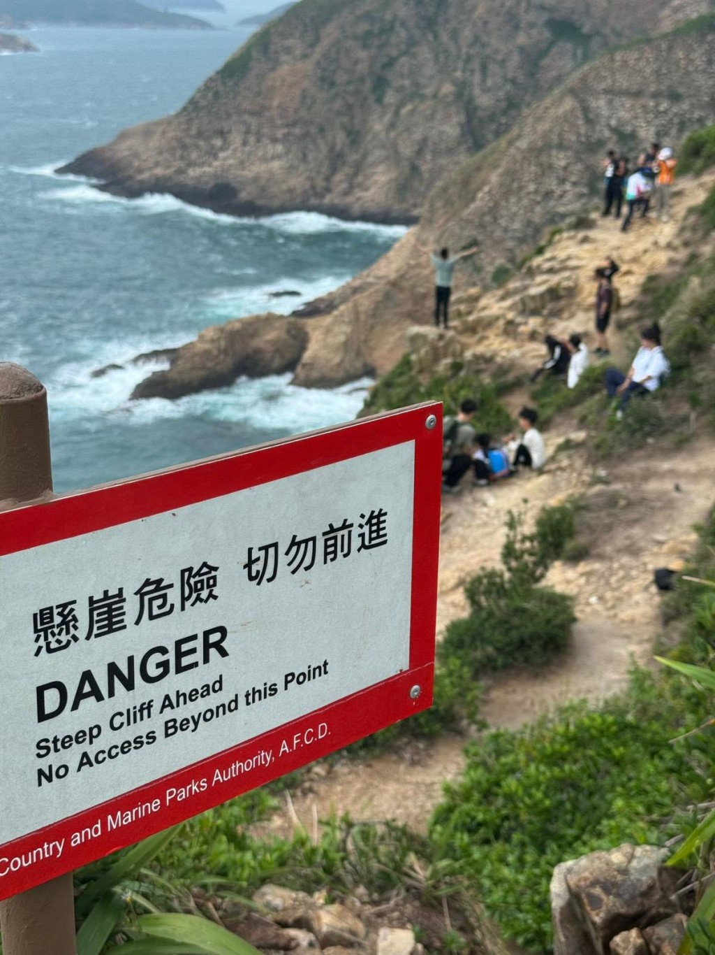 有不少遊客跨過漁護署的「危坡不可越欄」警告牌,更有人在崖邊張開雙臂,十分危險。方國珊FB 有不少遊客跨過漁護署的「危坡不可越欄」警告牌,更有人在崖邊張開雙臂,十分危險。方國珊FB