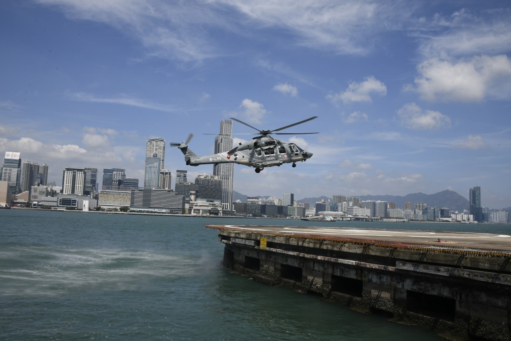 直升機將女子送到灣仔停機坪。楊偉亨攝