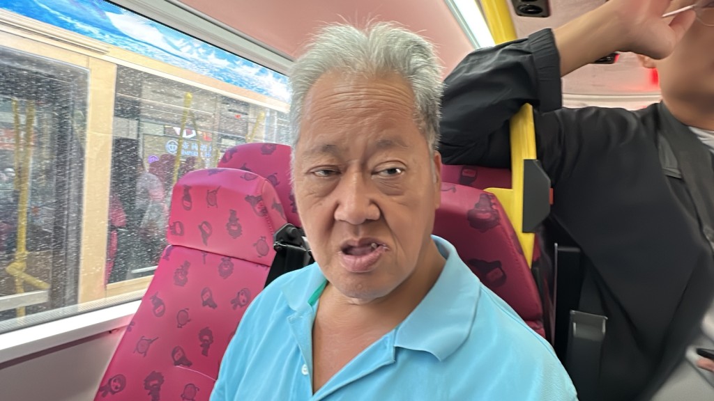 乘客刘先生指巴士上偶然发生打架或扒窃案件，警方应加强晚上巡逻。刘汉权摄