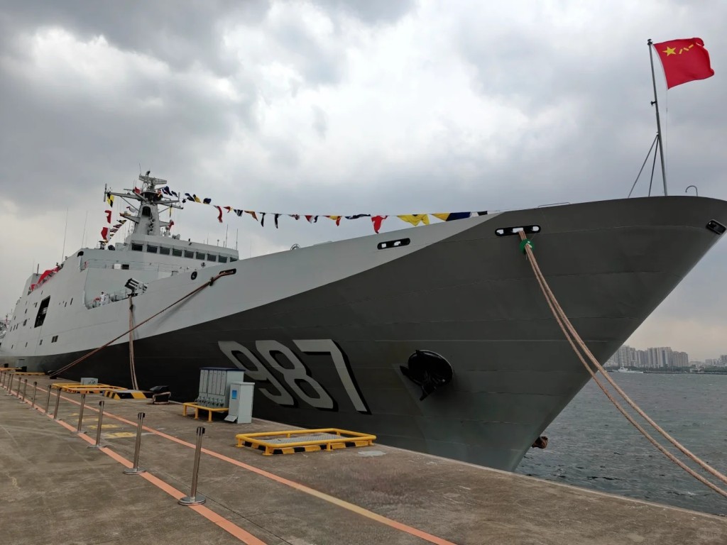 解放军海军成立75周年，山东青岛举行军营军舰开放参观活动。小红书