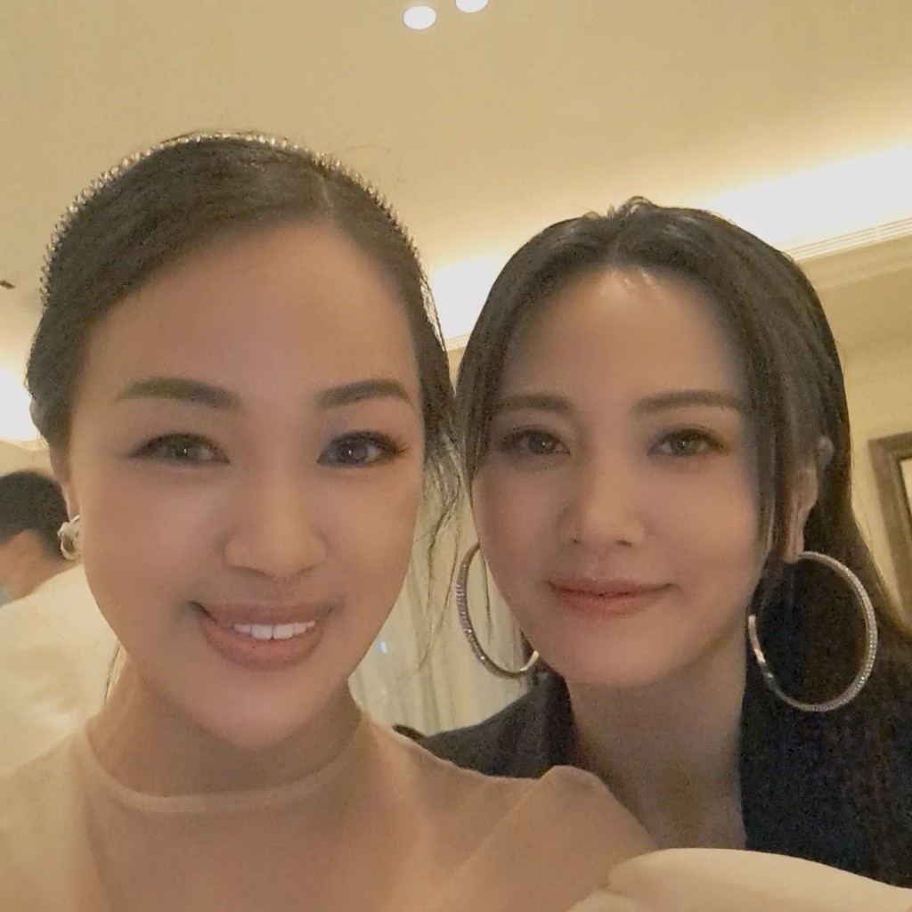 李漫芬出席陳煒和陳國強的婚宴，與朱晨麗合影。