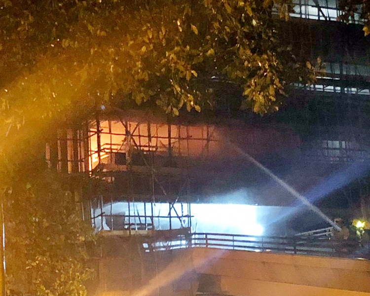 現場起火冒出濃煙並傳出爆炸聲。讀者提供