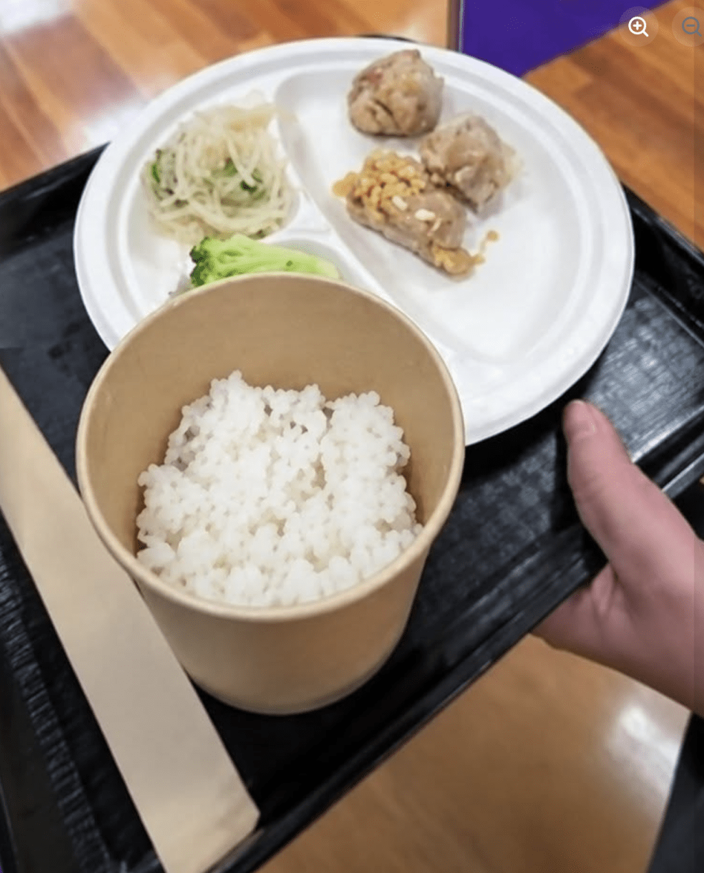 帕普瓊普抱怨沒有泰式食物,並稱餐點「太少」,每天都是素食,蔬菜亦只能選擇一款。 帕普瓊普抱怨沒有泰式食物,並稱餐點「太少」,每天都是素食,蔬菜亦只能選擇一款。