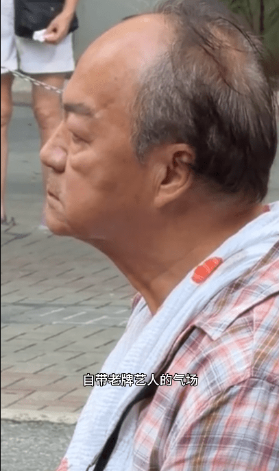 狄龍於烈日下於戶外開工。