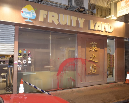 其中甜品店被淋的面積約2米乘3米。