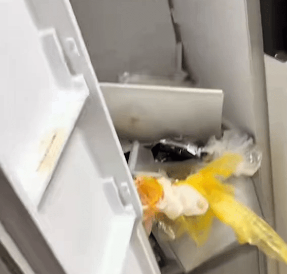 雪柜被炸得“粉身碎骨”。