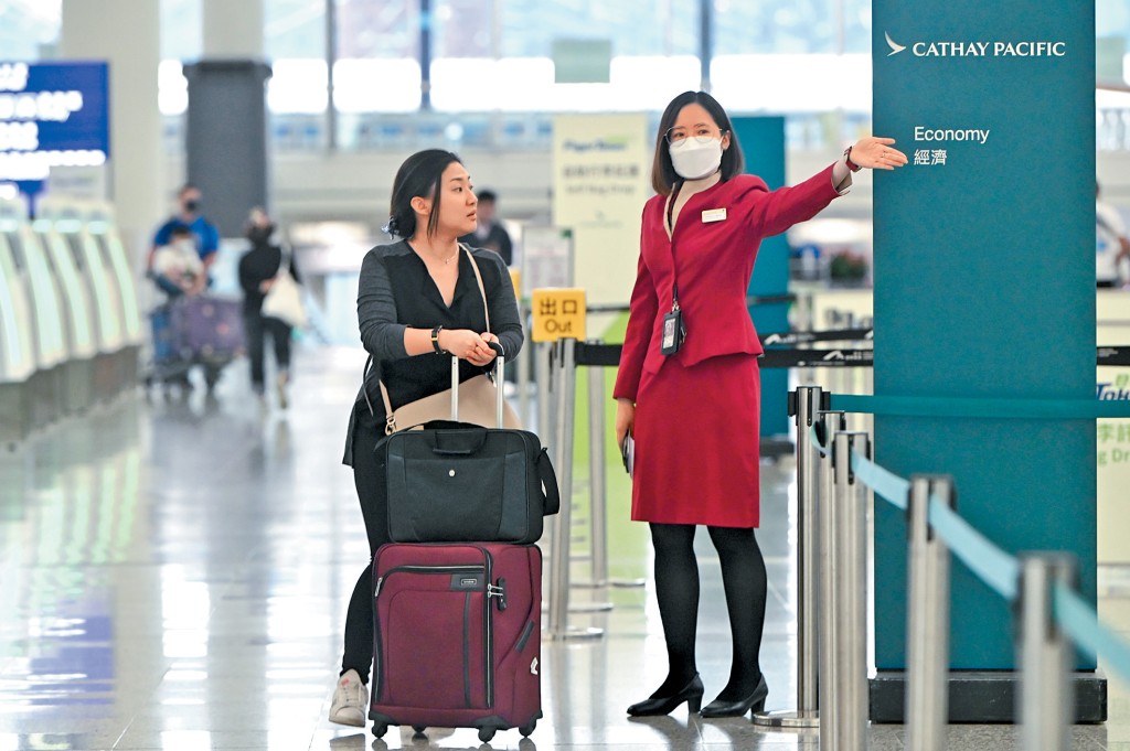 國泰稱,面對人手短缺挑戰,現正盡力增加機師及機組人員編制,來滿足航班復甦。