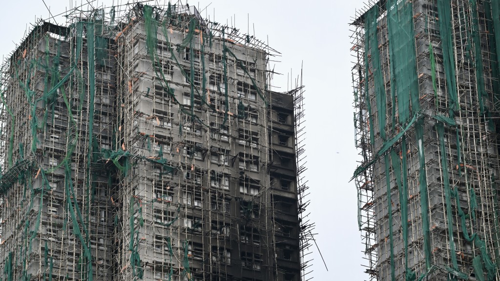 所有正進行大維修的樓宇,須在上周六(6日)或以前將棚網下架。 所有正進行大維修的樓宇,須在上周六(6日)或以前將棚網下架。